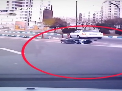 ویدئویی از تصادف پژو 206 با موتورسیکلت