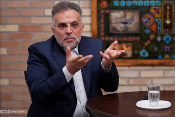 نماینده سابق مجلس: انگار برخی مسئولان در تهران هم به تنظیمات کارخانه سیستم «پهلوی» برگشتهاند
