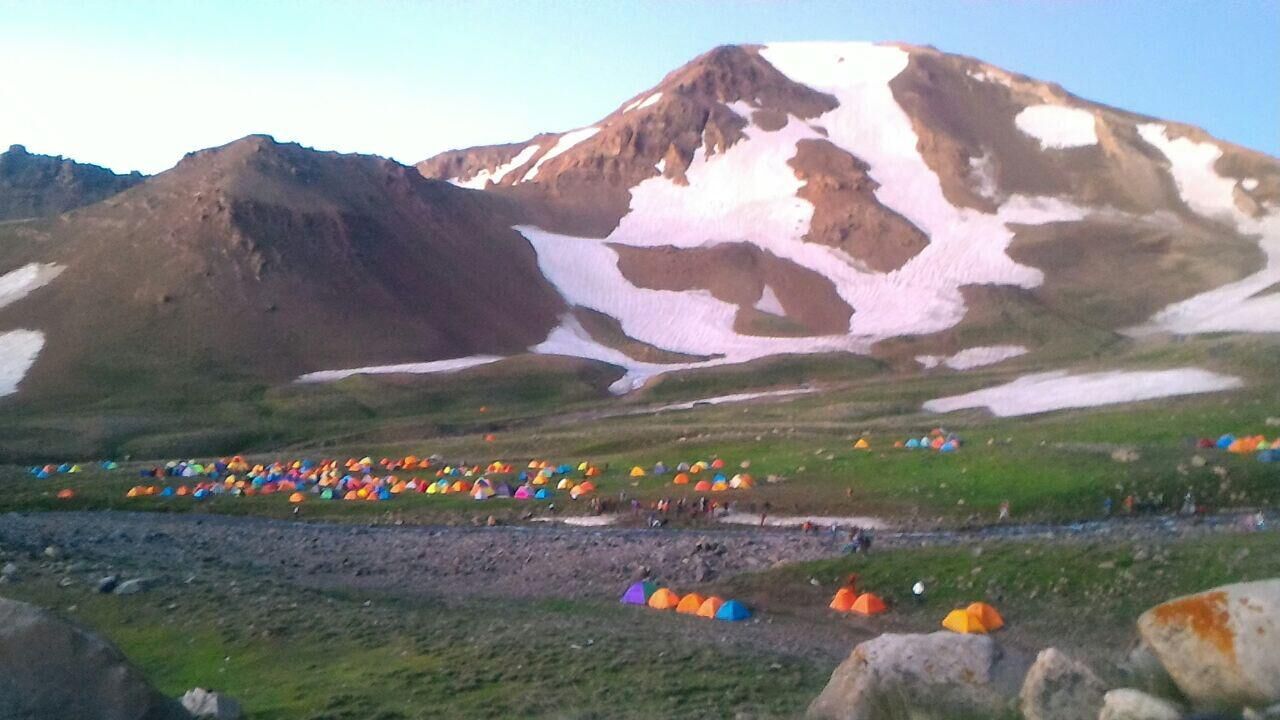 خنجر کوهنوردنماها بر قلب عَلم‌کوه