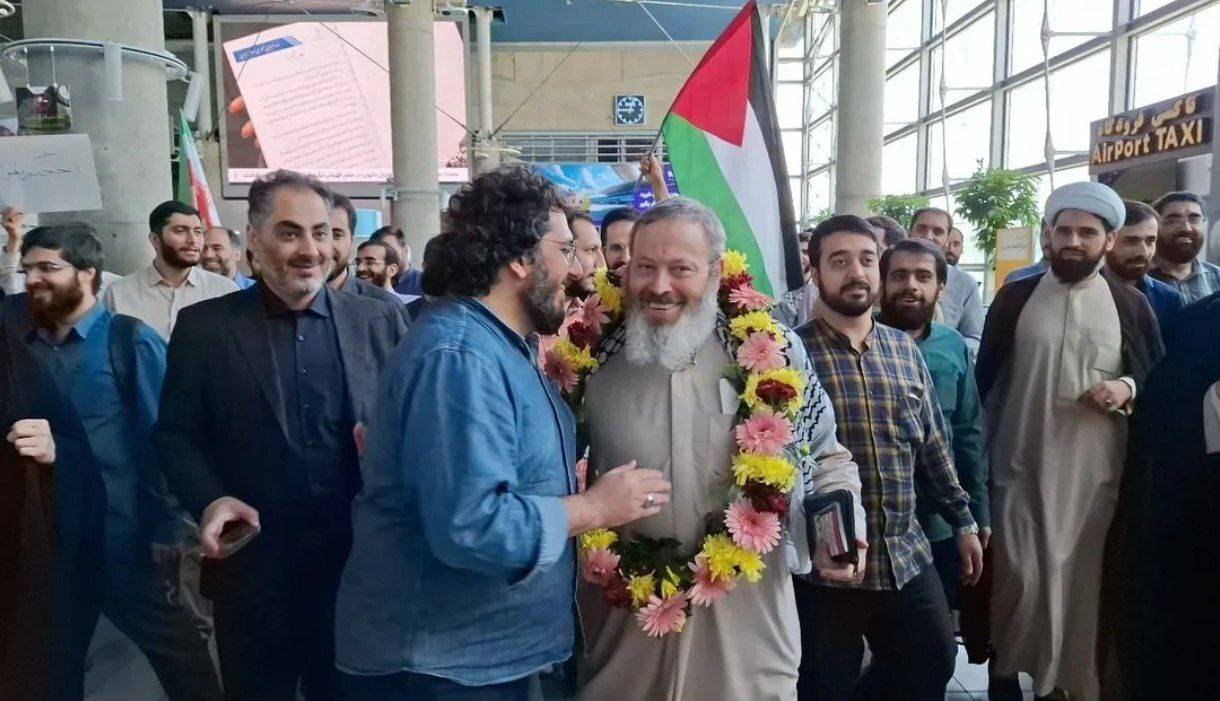 تناقض بین توصیه‌های رهبر انقلاب و استقبال از قاسمیان!