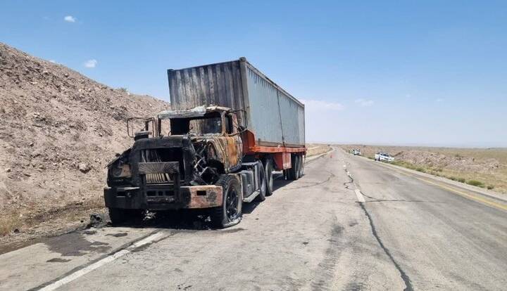 نقص فنی باعث آتش‌گرفتن یک کامیون در محور انار- شهر بابک شد