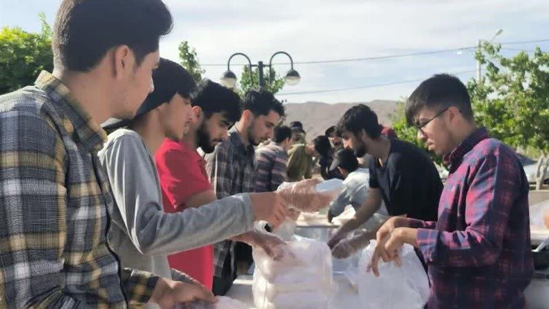 طبخ و توزیع ۳ هزار پرس غذای گرم در بجنورد به مناسبت آغاز ماه ذی‌حجه