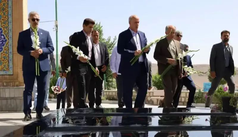 ادای احترام تاج به شهدا در سفر به شهرکرد