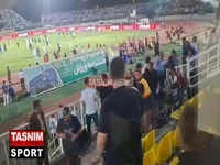 پرتاب بطری بین هواداران استقلال و ملوان پس از پایان بازی از نمای نزدیک!