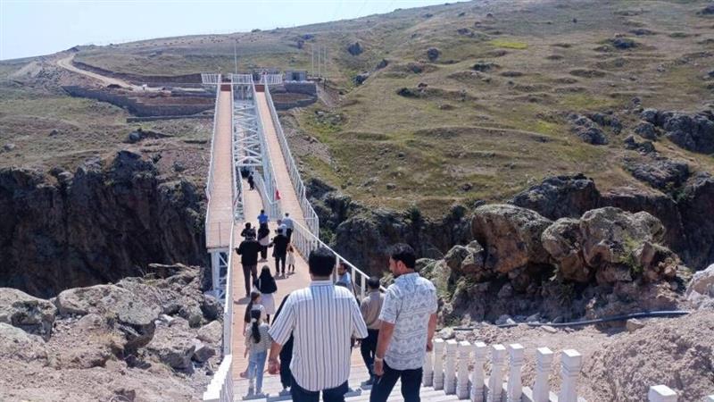 ۱۰ طرح گردشگری در پل معلق ورگه سران سرعین بهره برداری می‌شود