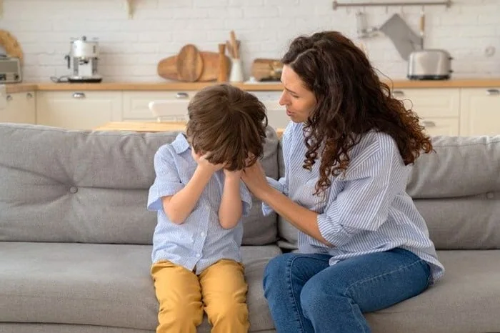 بچه‌م با یه شکست فرو می‌ریزه، چه کنم؟