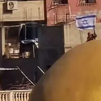 اهتزاز پرچم اسرائیل بر روی گنبد مسجد ابوبکر در کرانه باختری