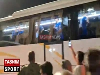 رقص و شادی بازیکنان استقلال داخل اتوبوس هنگام ترک ورزشگاه امام خمینی اراک