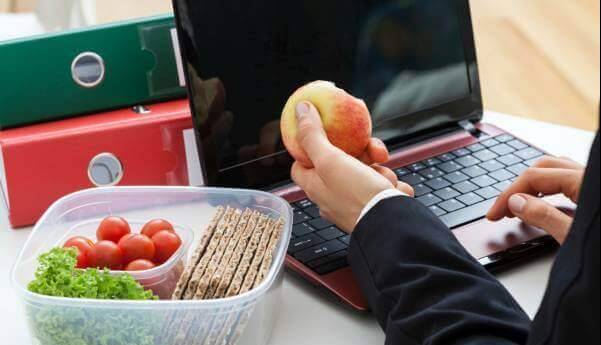 بهترین میان وعده های رژیمی برای محل کار