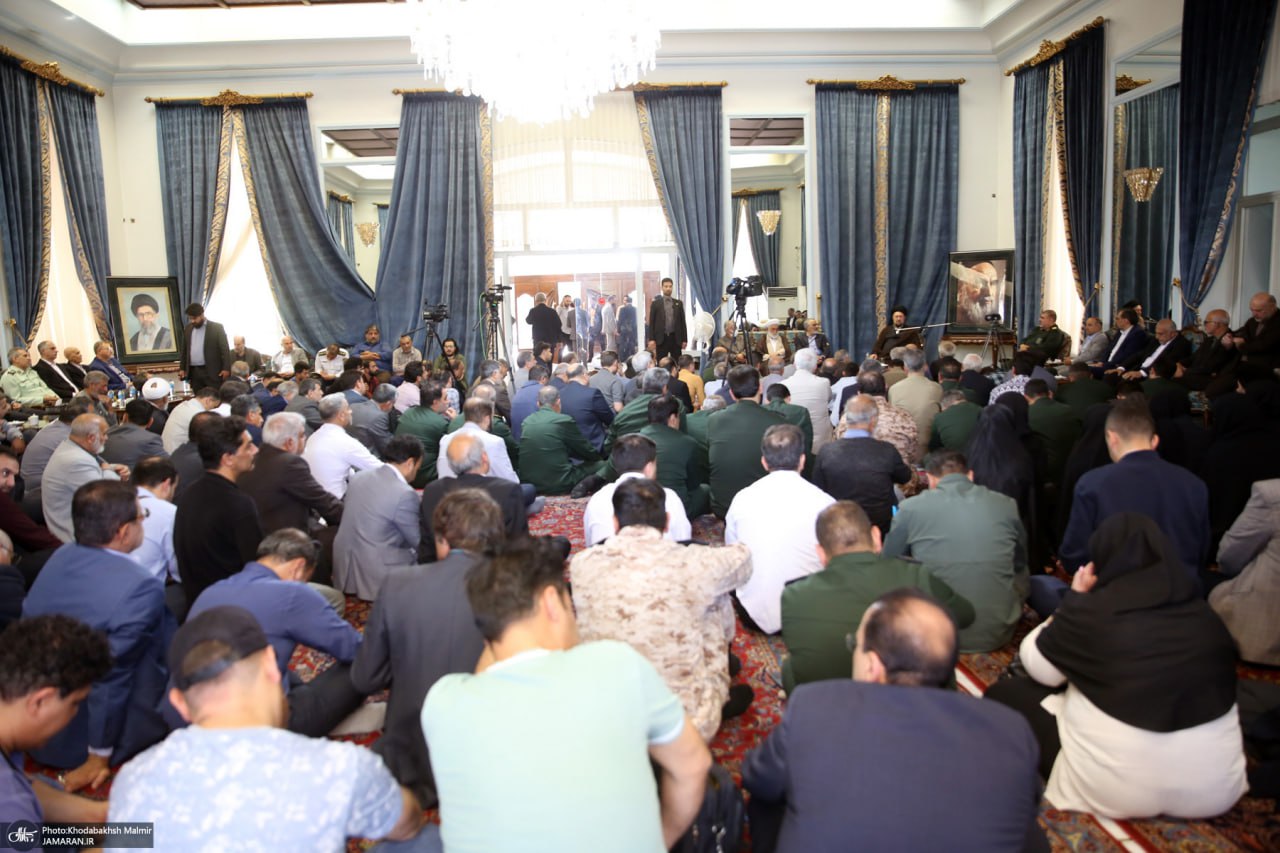  دیدار اعضا و دست اندرکاران ستاد مرکزی بزرگداشت امام خمینی با سید حسن خمینی