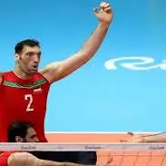 لحظه تقابل مرتضی مهرزاد قدبلندترین والیبالیست ایران و جناب خان!