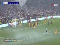 ضربه سر آچربی از بالای دروازه به بیرون رفت