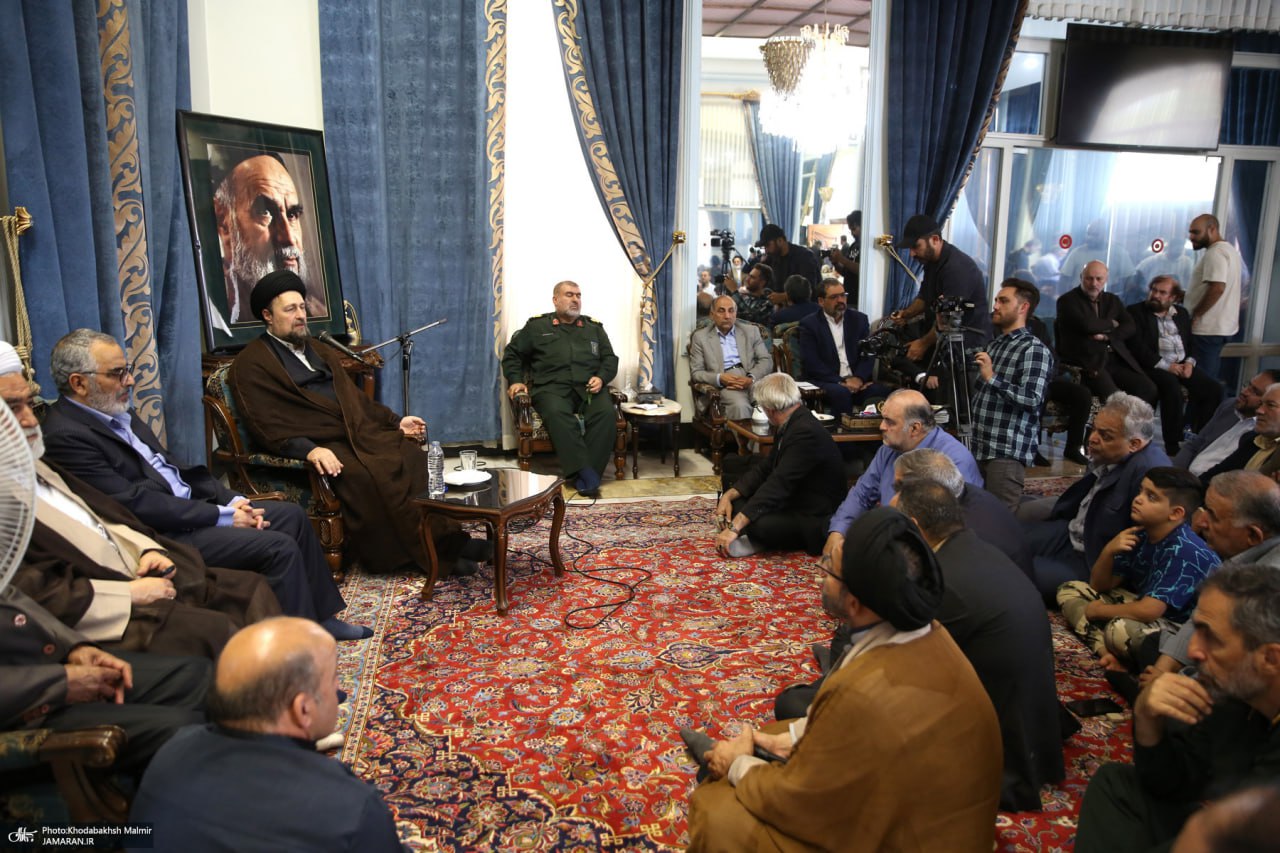  دیدار اعضا و دست اندرکاران ستاد مرکزی بزرگداشت امام خمینی با سید حسن خمینی