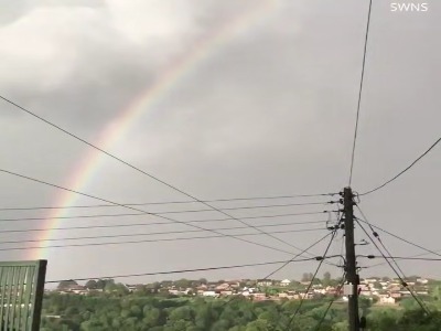 صحنه ای نادر از برخورد رعد و برق با رنگین کمان!