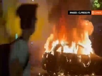 جوانان فرانسوی پس از قهرمانی پاری‌سن‌ژرمن خودروها را به آتش کشیدند