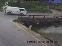 تصادف عجیب موتورسیکلت در ویتنام و سقوط به داخل گودال آب!