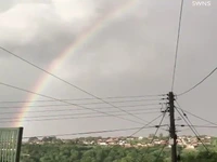 صحنه ای نادر از برخورد رعد و برق با رنگین کمان!