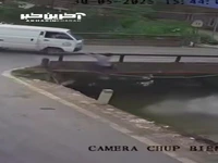تصادف عجیب موتورسیکلت و سقوط به داخل گودال آب!