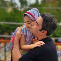 قاب عاشقانه منوچهر هادی و دخترش در آخرین روز مدرسه