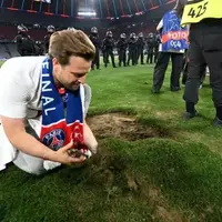 حمله هواداران پاریسی به چمن آلیانز آرنا!