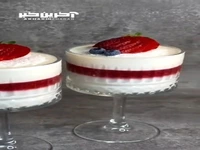 دسر توت فرنگی از روی هر غذایی میچسبه