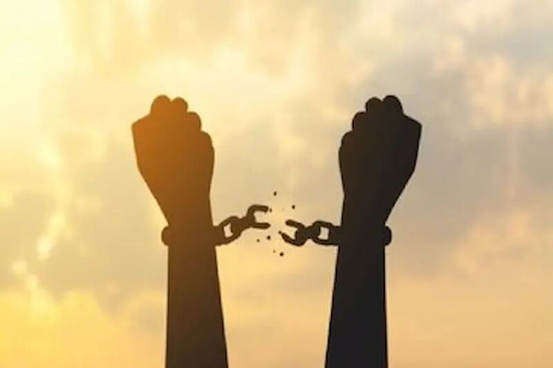 زوج همدانی پیش از عزیمت به خانه خدا یک زندانی را آزاد کردند