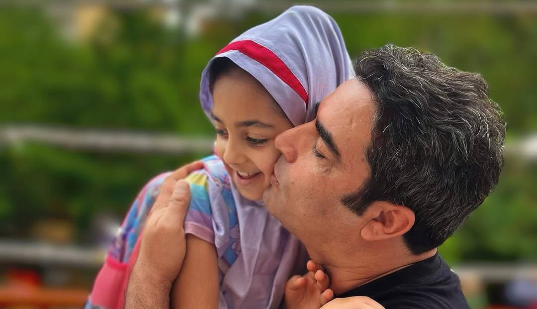 قاب عاشقانه منوچهر هادی و دخترش در آخرین روز مدرسه