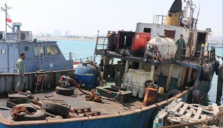توقیف ۲ فروند شناور حامل ۴۵ هزار لیتر سوخت قاچاق توسط دریابانی ماهشهر