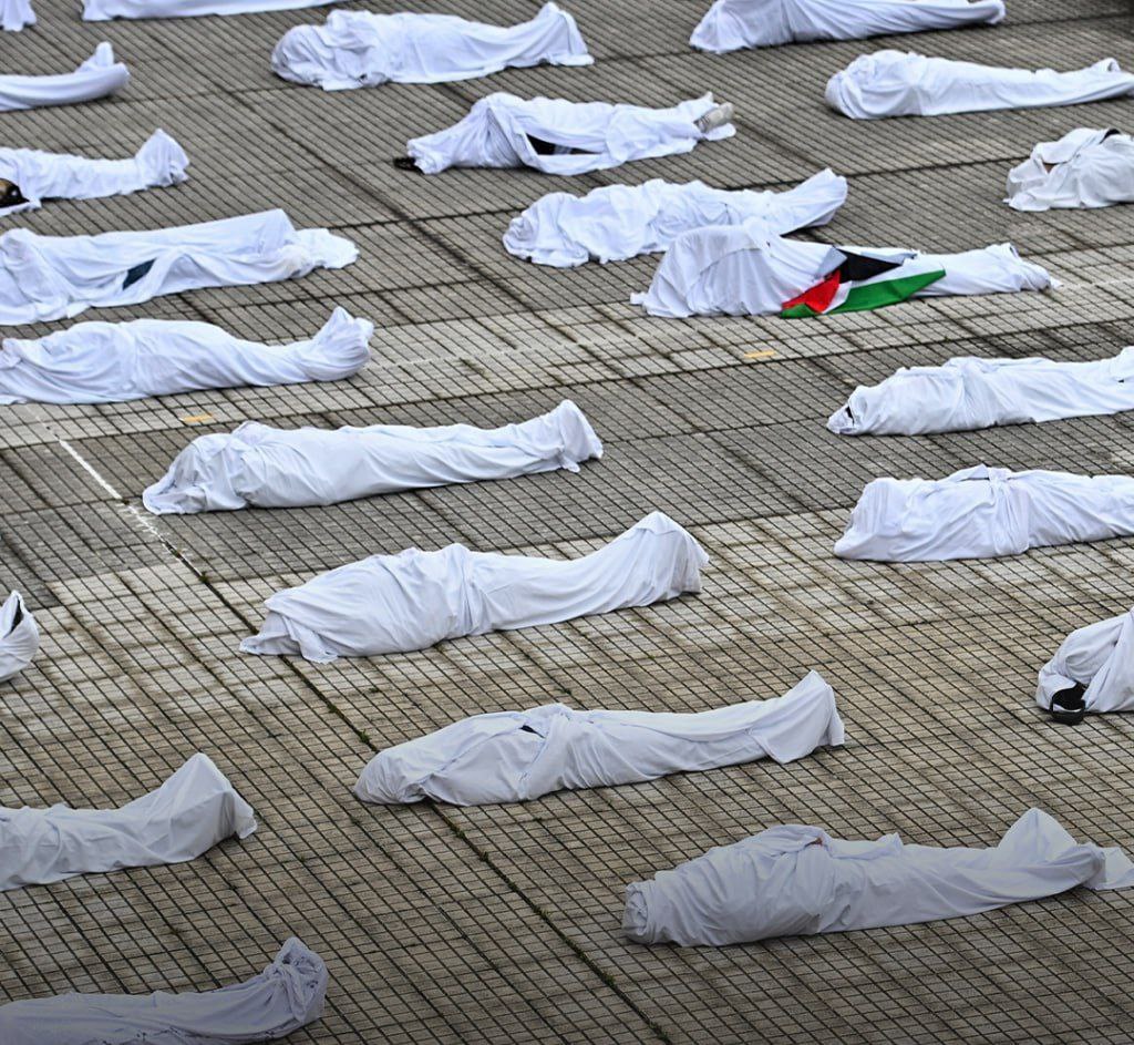 کفن‌ پوش شدن نمادین معترضان در اسپانیا به قتل عام فلسطینیان در غزه