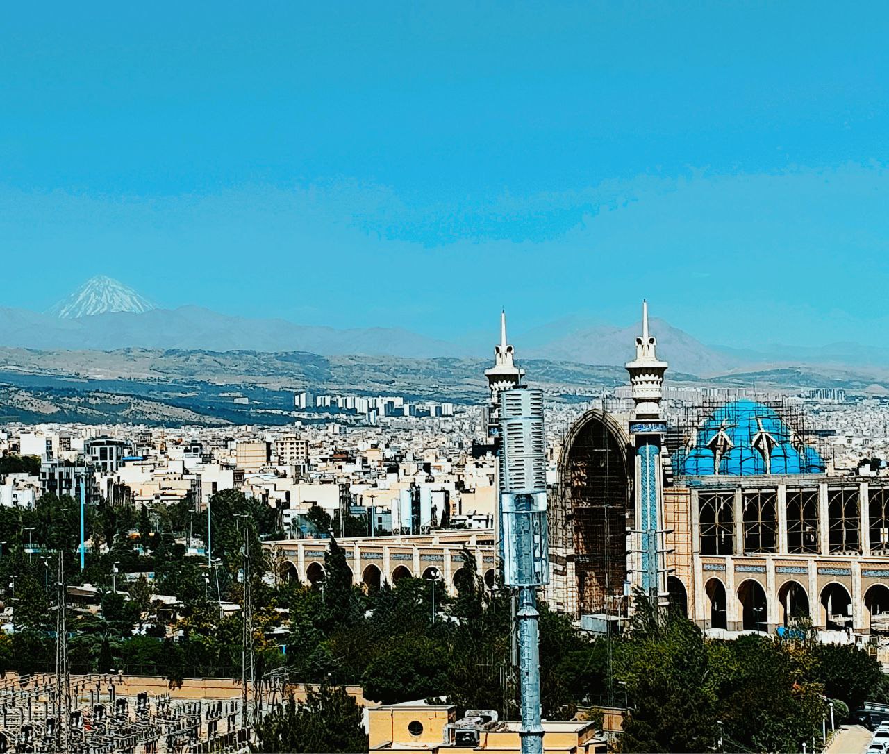 نمایی از مصلی تهران و کوه دماوند