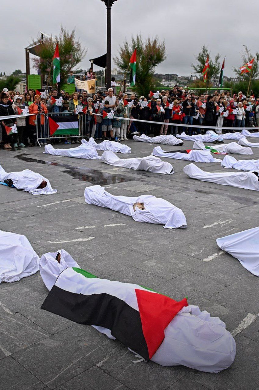 کفن‌ پوش شدن نمادین معترضان در اسپانیا به قتل عام فلسطینیان در غزه