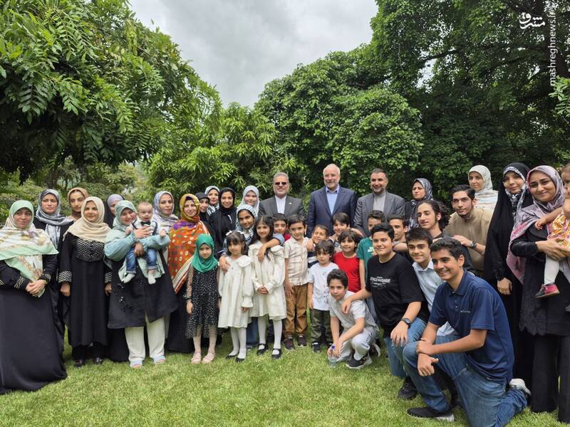 عکس یادگاری جمعی از کودکان ایرانی مقیم کاراکاس با «قالیباف»