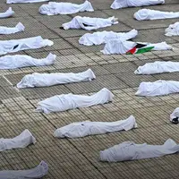 کفن‌ پوش شدن نمادین معترضان در اسپانیا به قتل عام فلسطینیان در غزه