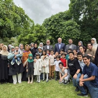 عکس یادگاری جمعی از کودکان ایرانی مقیم کاراکاس با «قالیباف»