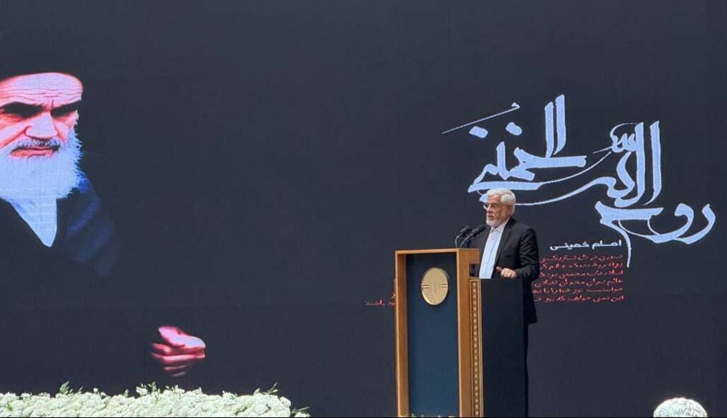 عارف: امام خمینی(ره) در بحران‌ها نه به سازش تن داد و نه گرفتار تحجر شد