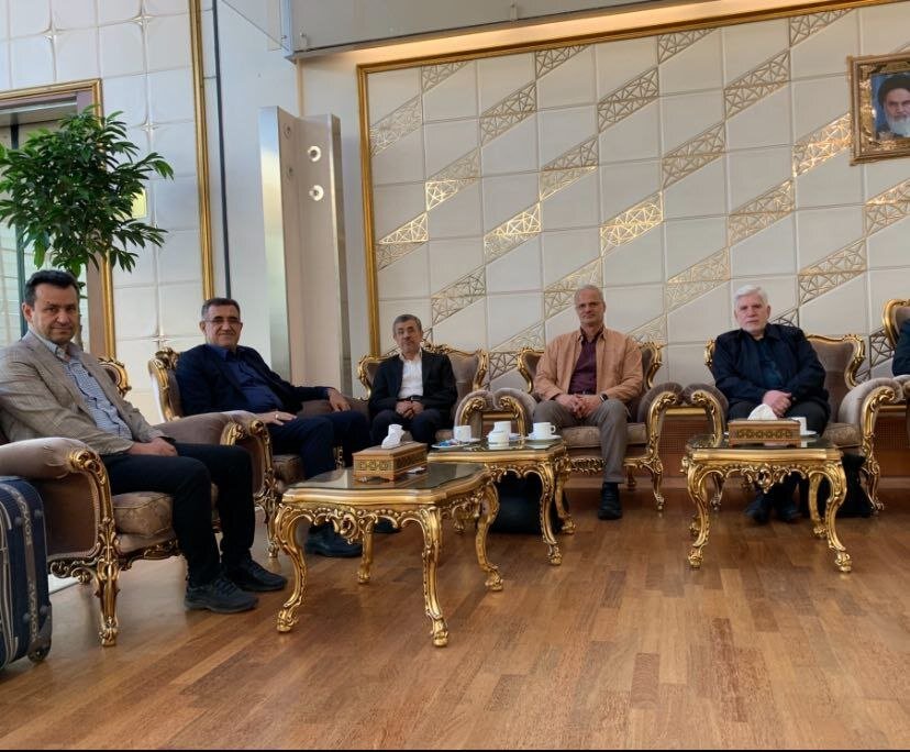 احمدی نژاد به مجارستان رفت