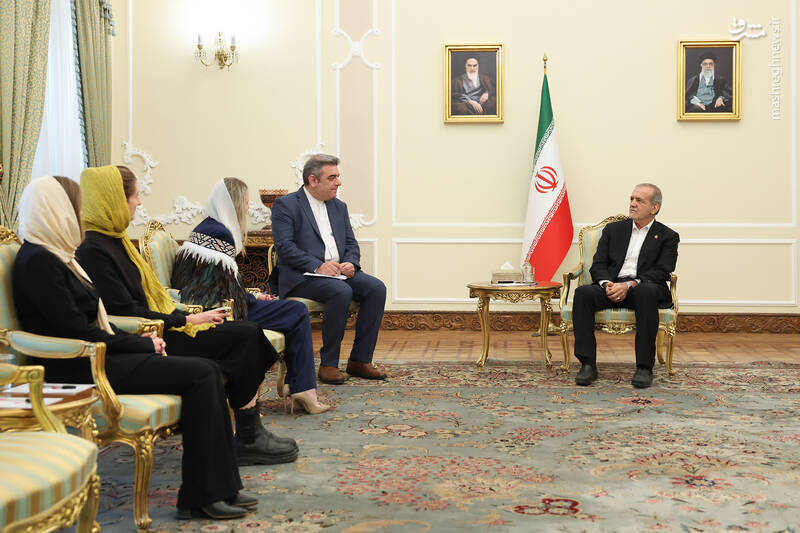عکس/ تسلیم استوارنامه سفرای کشورها به رئیس جمهور