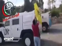برافراشتن پرچم‌ حزب‌الله روی خودروی سازمان ملل