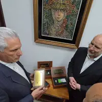 عکس/ اهدای ۴ کیت دارویی هسته‌ای ایرانی به رئیس جمهور کوبا توسط قالیباف