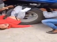 لحظه نجات پسر بچه از لای لاستیک کامیون