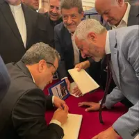 عکس/ عراقچی در حال امضای نسخه عربی کتاب «قدرت مذاکره» در بیروت 