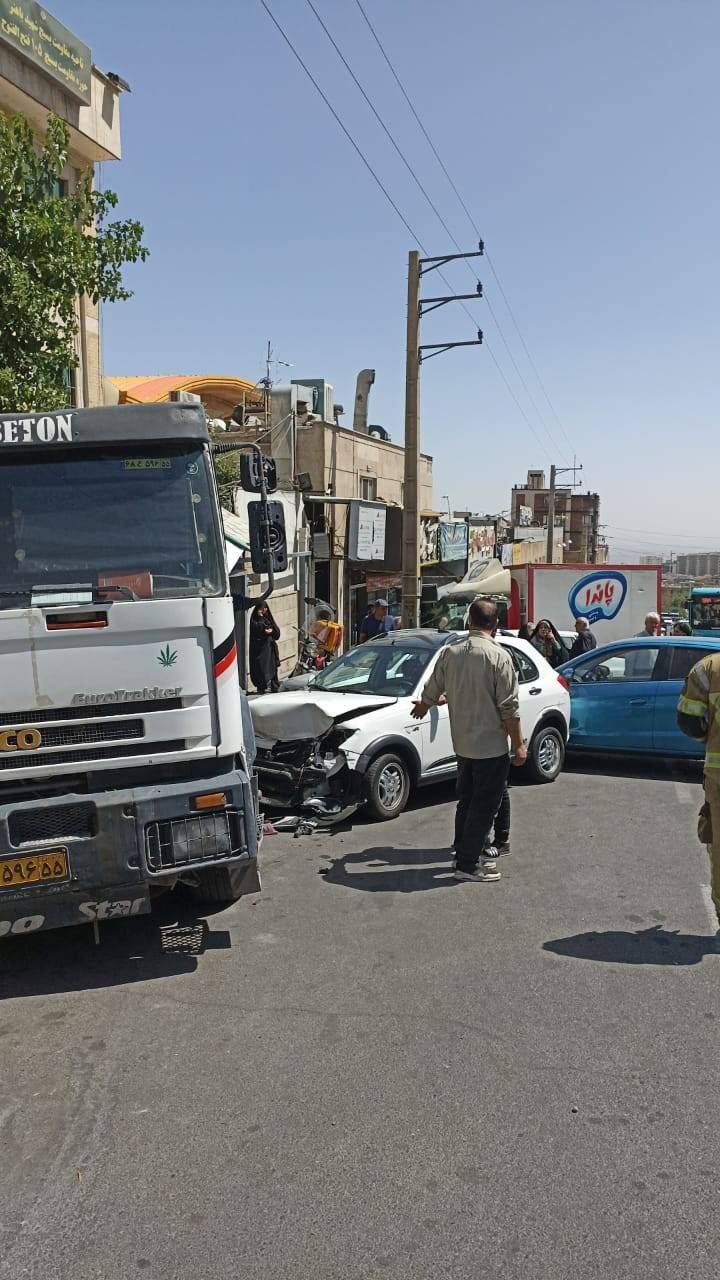 عکس/ برخورد میکسر بتن با ۳ خودرو و دیوار ساختمانی در سعادت‌آباد