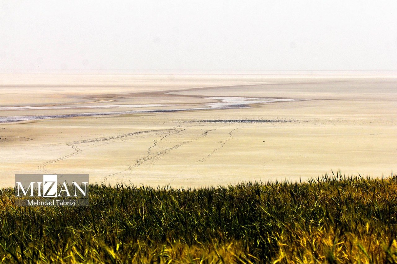 عکس/گودال عجیب و غریب دریاچه ارومیه 
