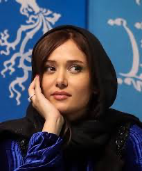 دلتنگی پریناز ایزدیار در فراق پدرش و حضور بر سر مزار آن مرحوم