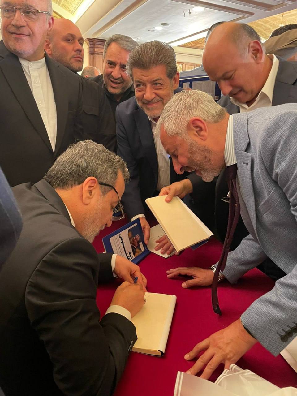 عکس/ عراقچی در حال امضای نسخه عربی کتاب «قدرت مذاکره» در بیروت 