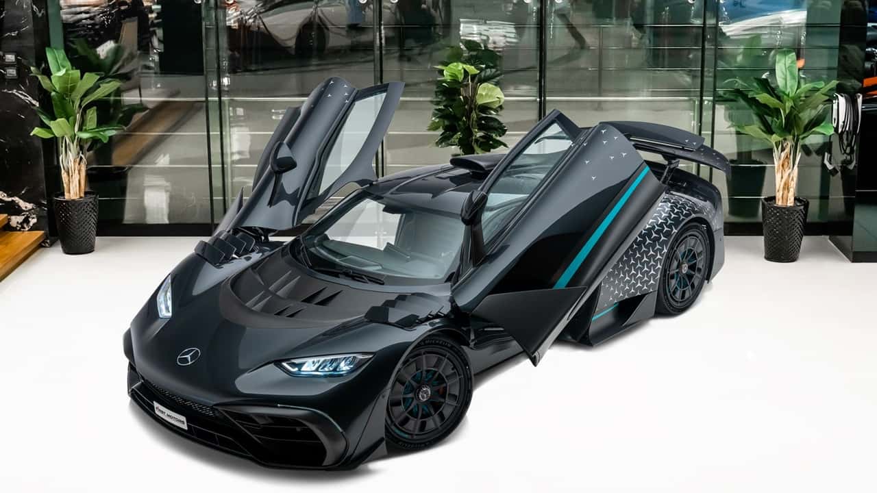 یکی از 275 دستگاه مرسدس AMG One در آتش سوخت