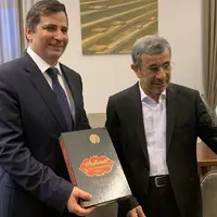 احمدی‌نژاد به رئیس دانشگاه مجارستان هدیه داد