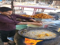 ویدئو باورنکردنی از یک آشپز خیابانی در هند!
