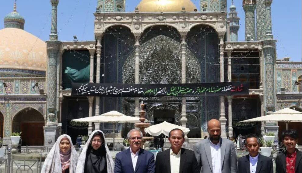 جمعی از مسوولان فرهنگی تایلند در حرم بانوی کرامت حضور یافتند