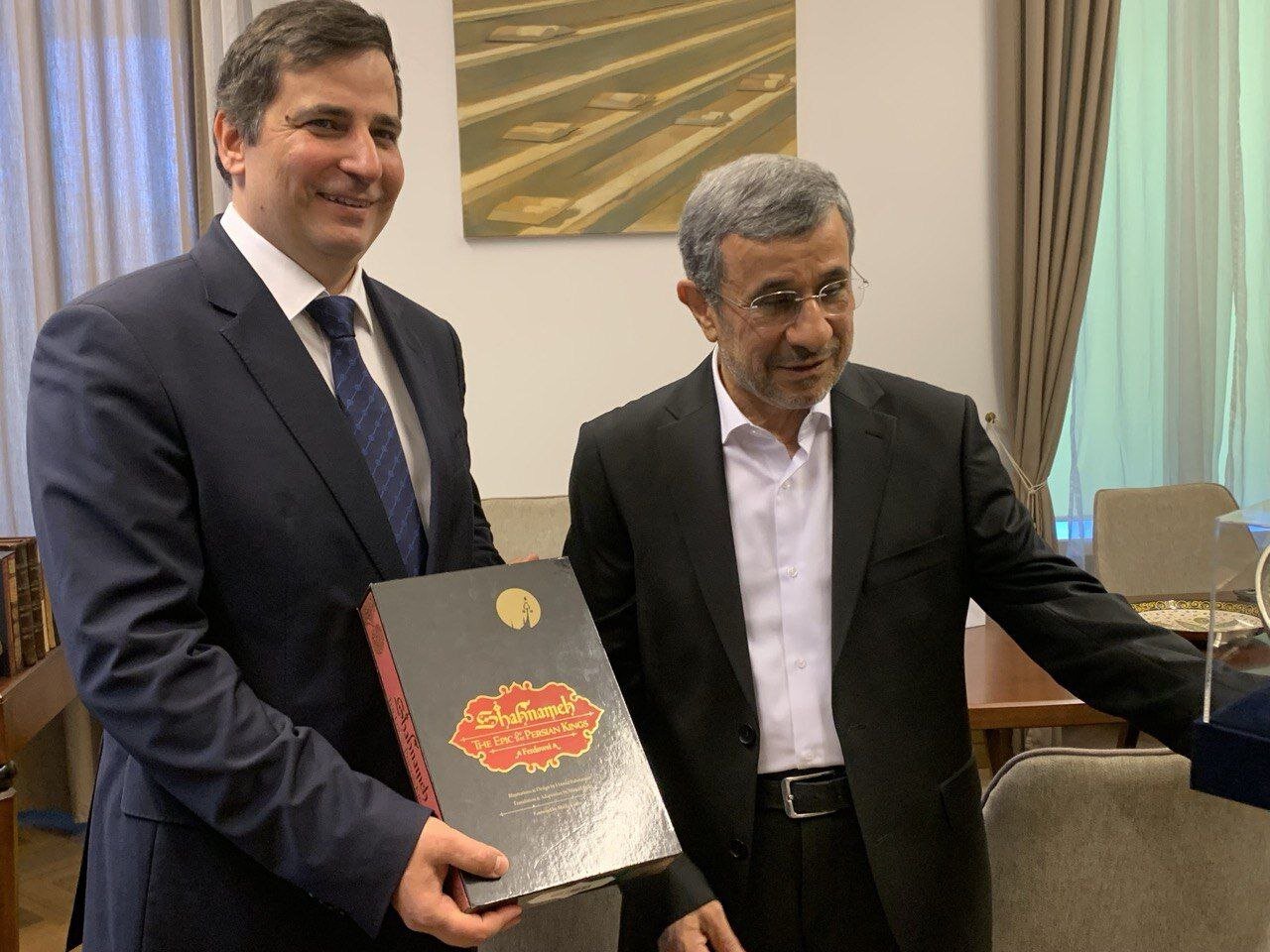 احمدی‌نژاد به رئیس دانشگاه مجارستان هدیه داد